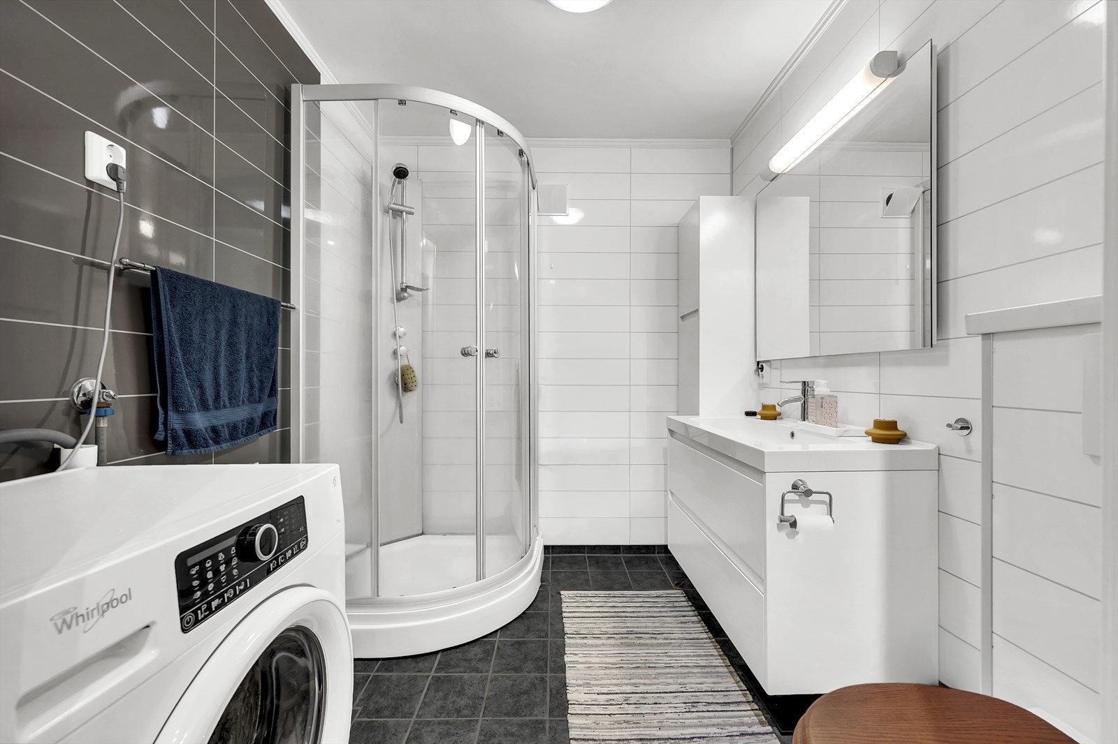 Bad i hybel med dusjkabinett, toalett, servant og opplegg for vaskemaskin. Badet er opplyst å være fra 2010- 2011 og har varme i gulv Galleribilde