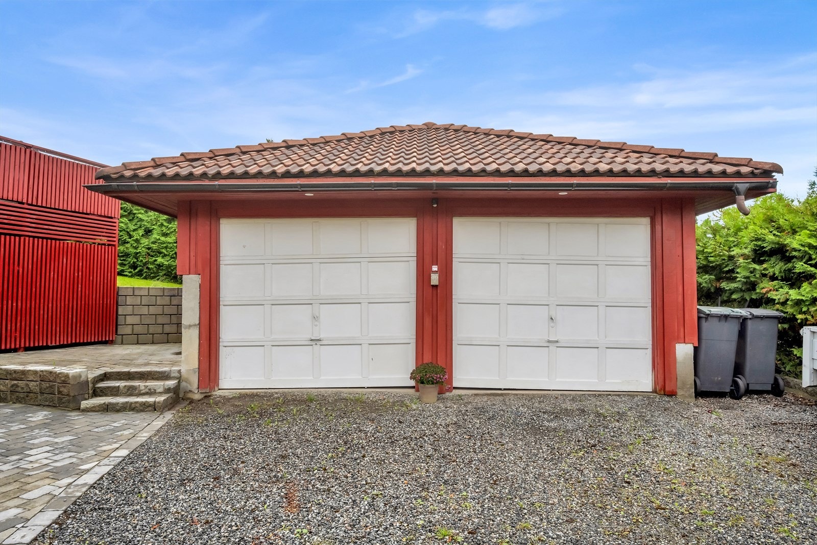 Parkering i egen dobbeltgarasje samt på egen biloppstillingsplass. Det er lagt opp elektrisk anlegg i garasjen for ladeboks men selve ladeboksen må kjøpes selv Galleribilde