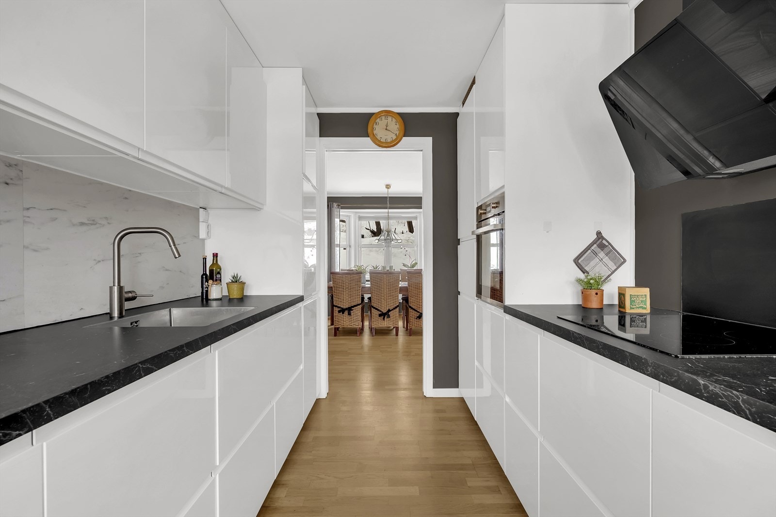 Strøkent kjøkken m/alt integrert Galleribilde