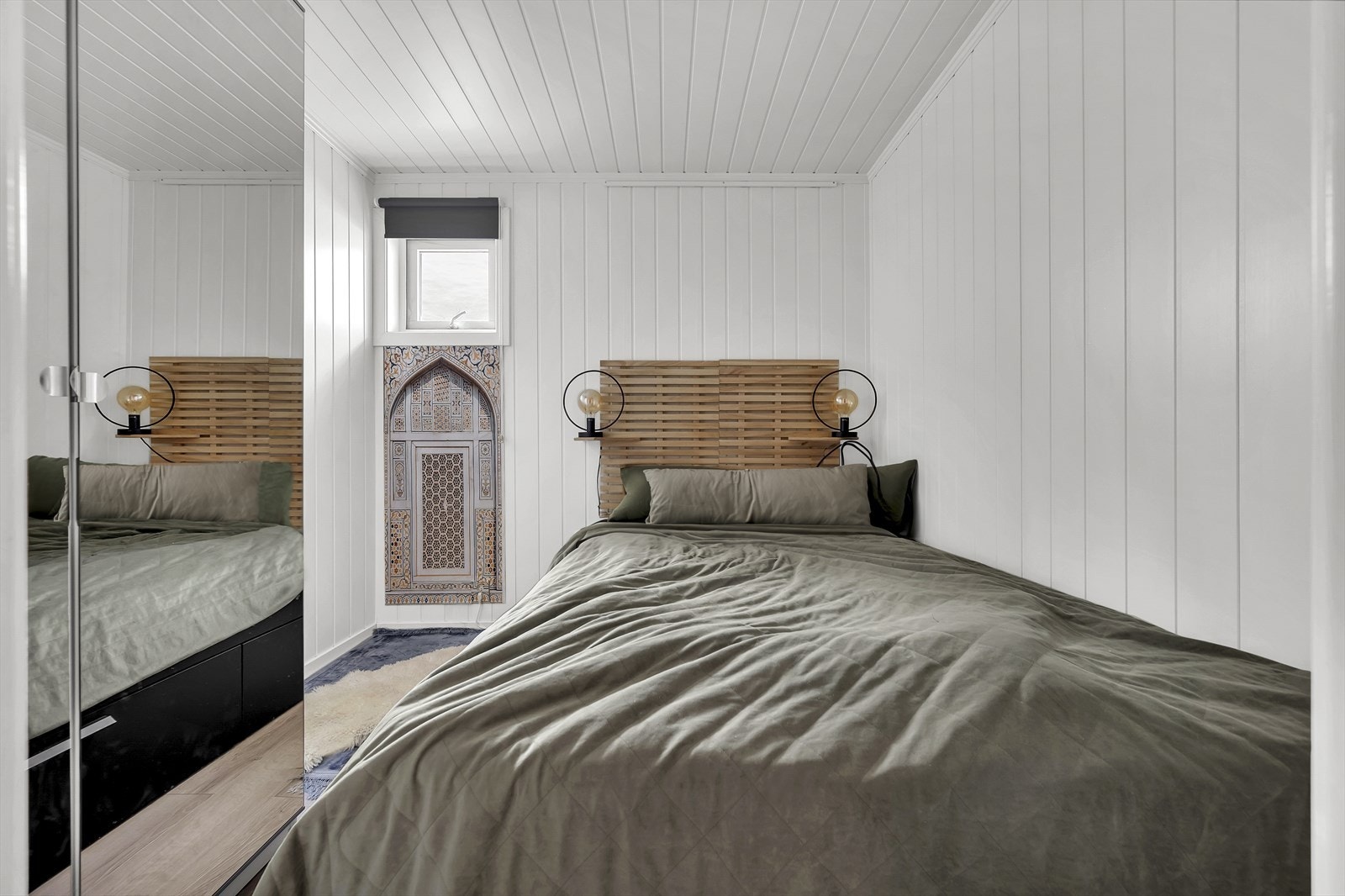 Soverom med plass til dobbeltseng og garderobeløsning Galleribilde