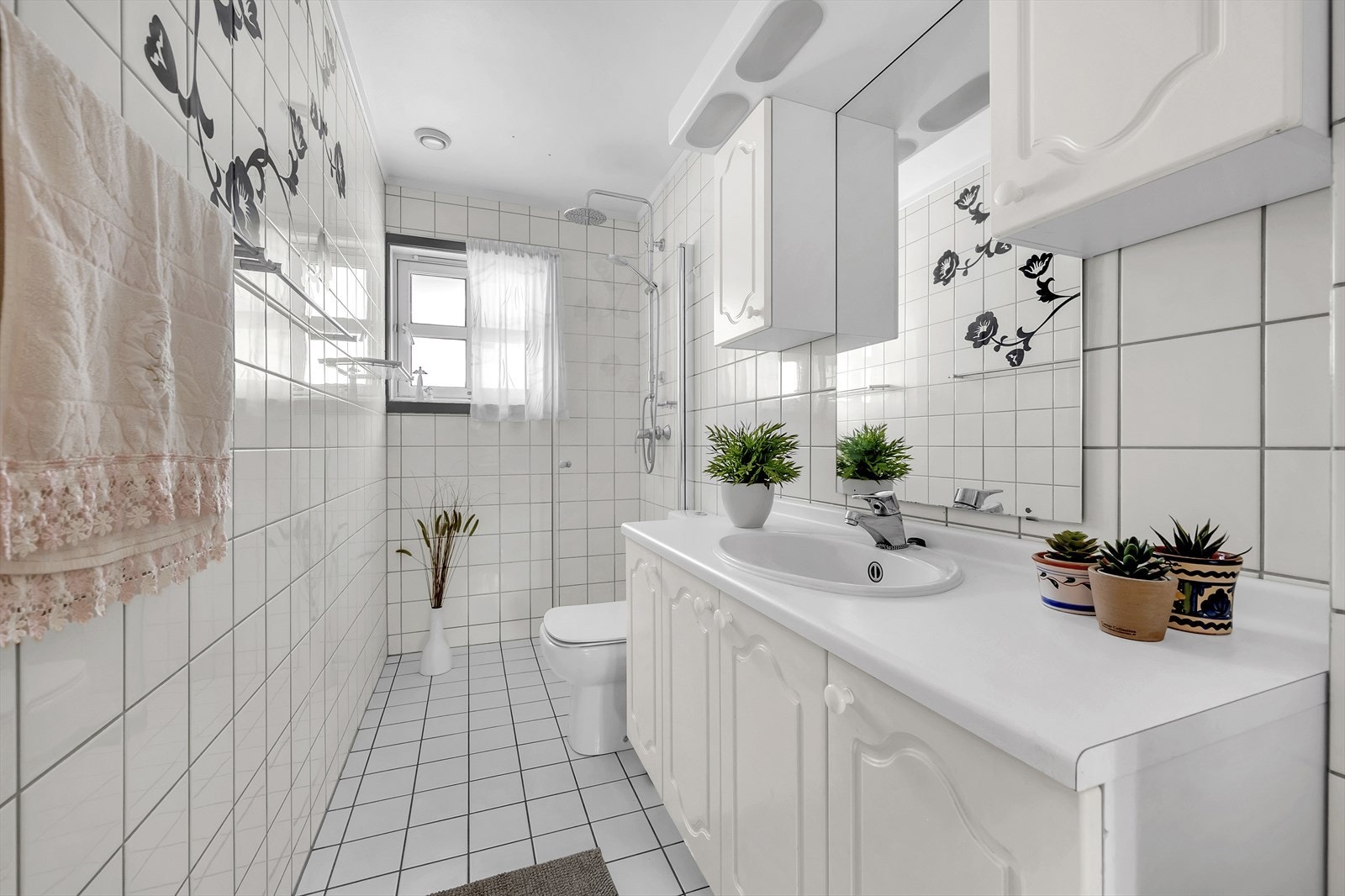 Bad 2 i 1. etasje med dusjhjørne, toalett og servant med oppbevaring. Badet har også varme i gulv Galleribilde