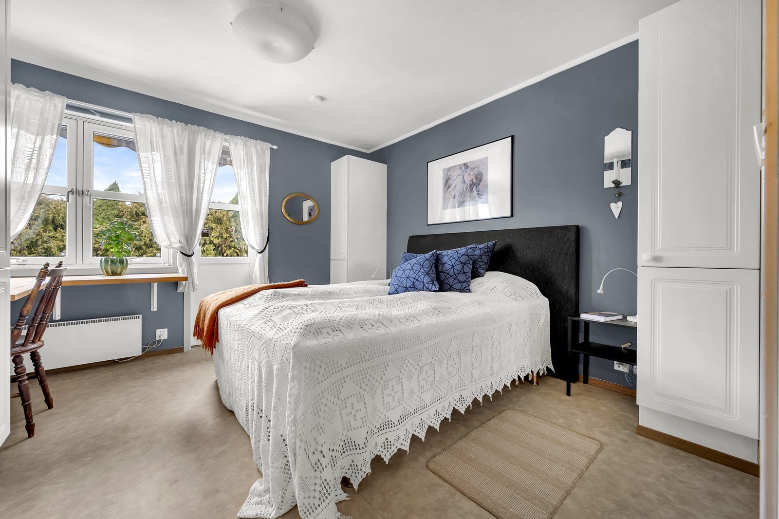 Hovedsoverommet er av fin størrelse med god plass til stor dobbeltseng og tilhørende nattbord Galleribilde