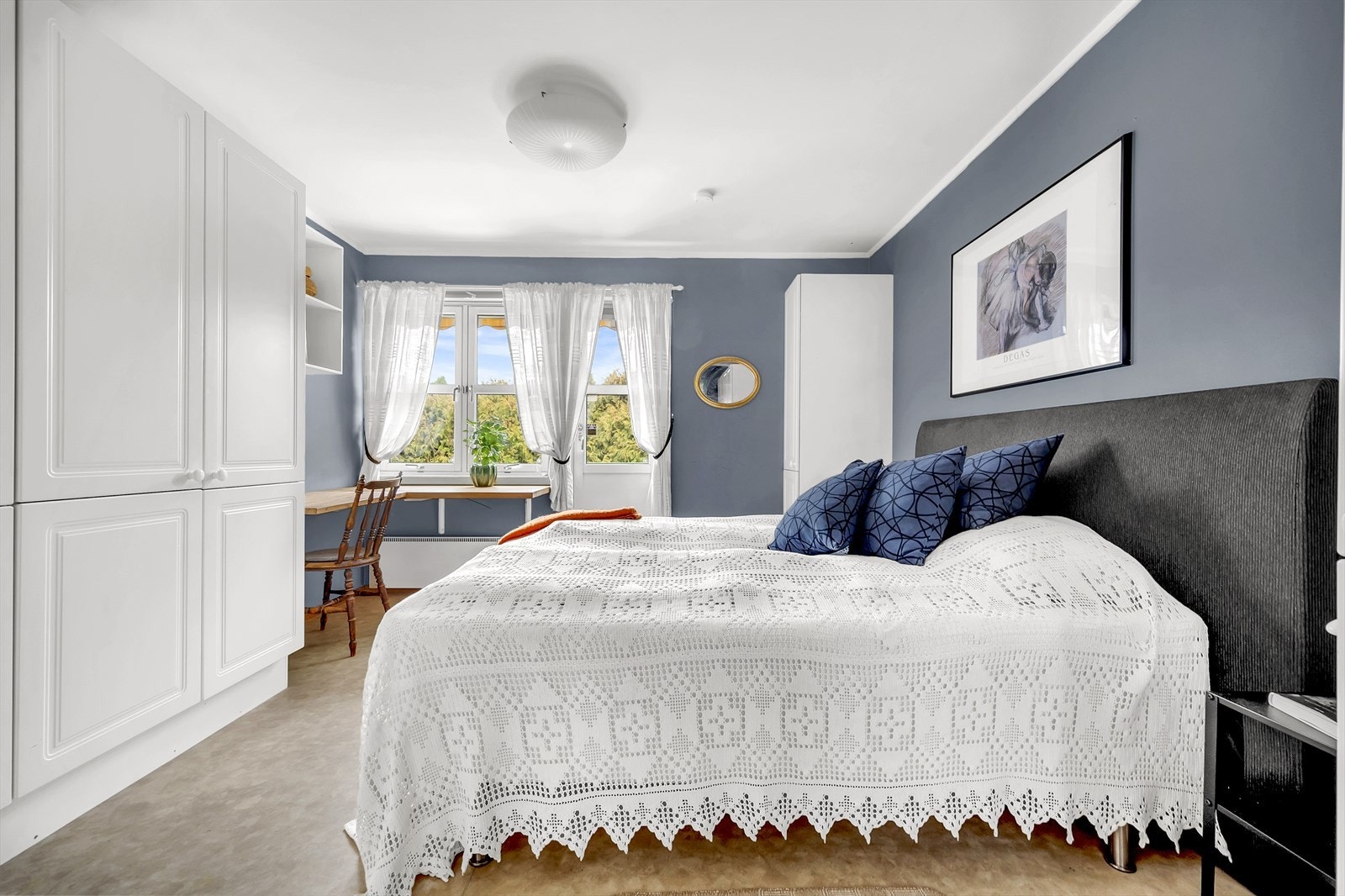 Godt med oppbevaringsplass i medfølgende garderobeskap Galleribilde