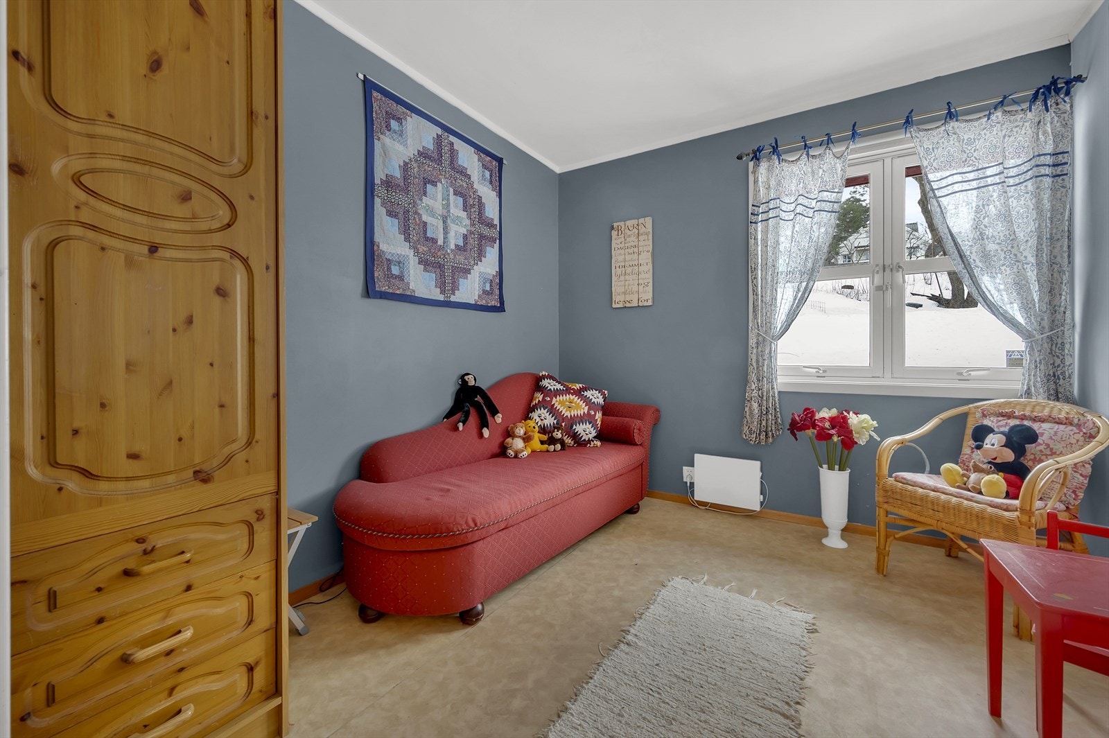 Soverom 2 med plass til dobbeltseng og garderobeløsning Galleribilde