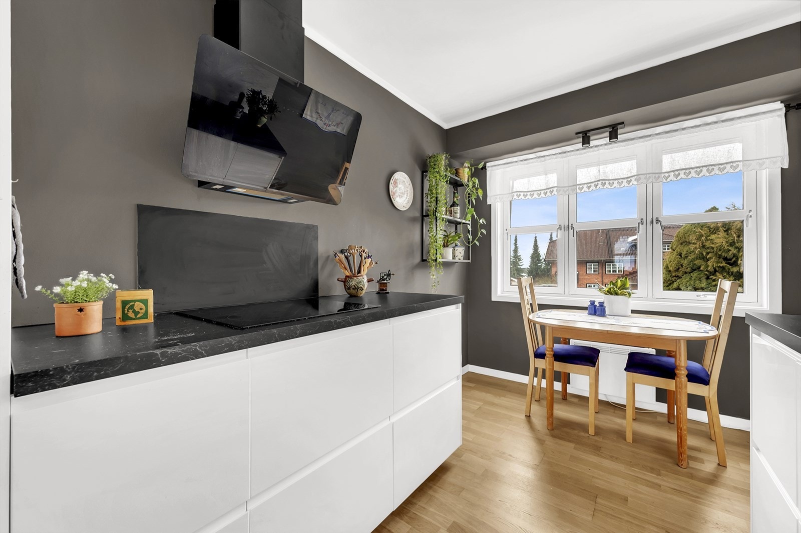 Kjøkkenet er utstyrt med Induksjon koketopp, innebygget stekeovn i høyskap, integrert kjøleskap/fryser og oppvaskmaskin Galleribilde