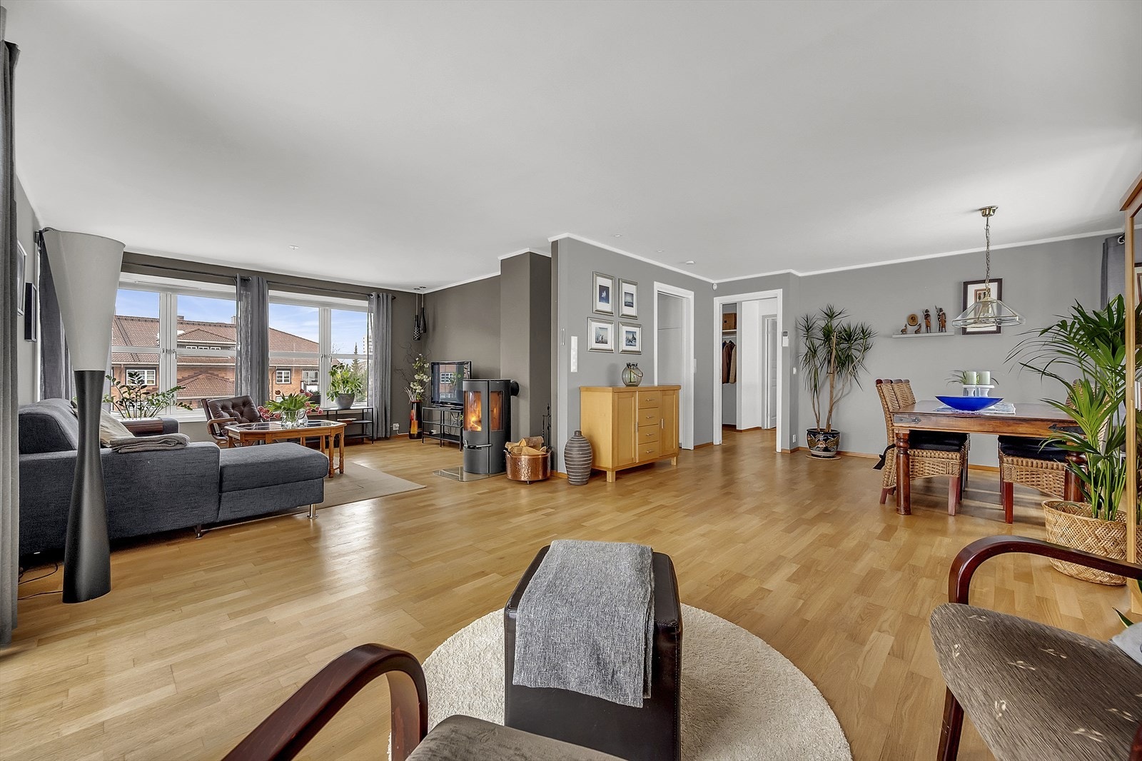 Familievennlig plansløsning med boltringsplass for store og små Galleribilde