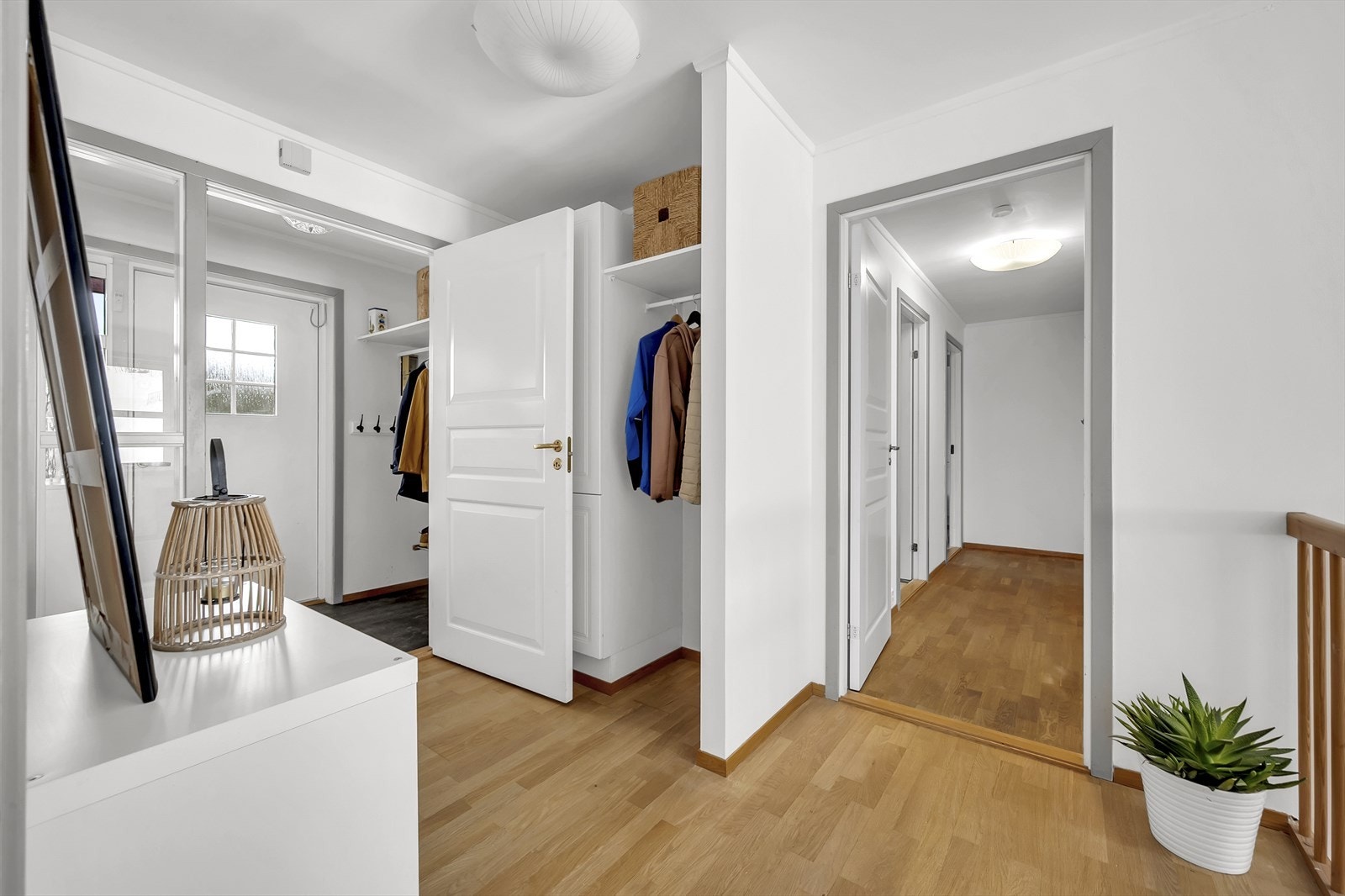 Fra entrè er det videre gang til soverom og bad Galleribilde