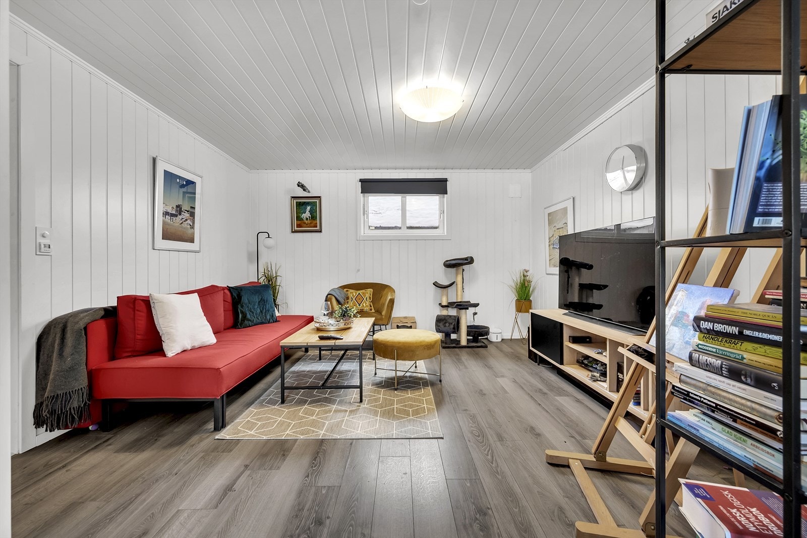 Stue i hybel med god plass til sofagruppe Galleribilde