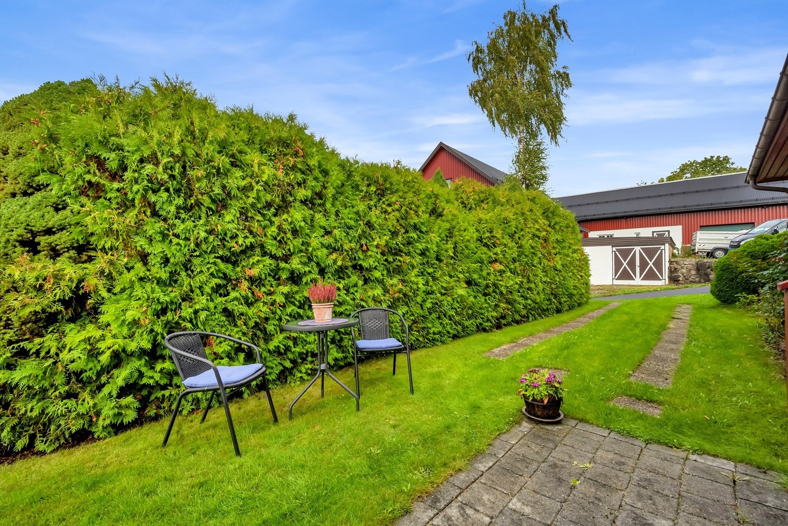 Flott opparbeidet hage med gode solforhold Galleribilde