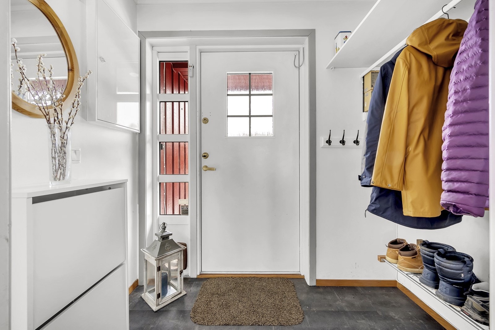 Entrè med god plass til oppbevaring av sko og yttertøy Galleribilde