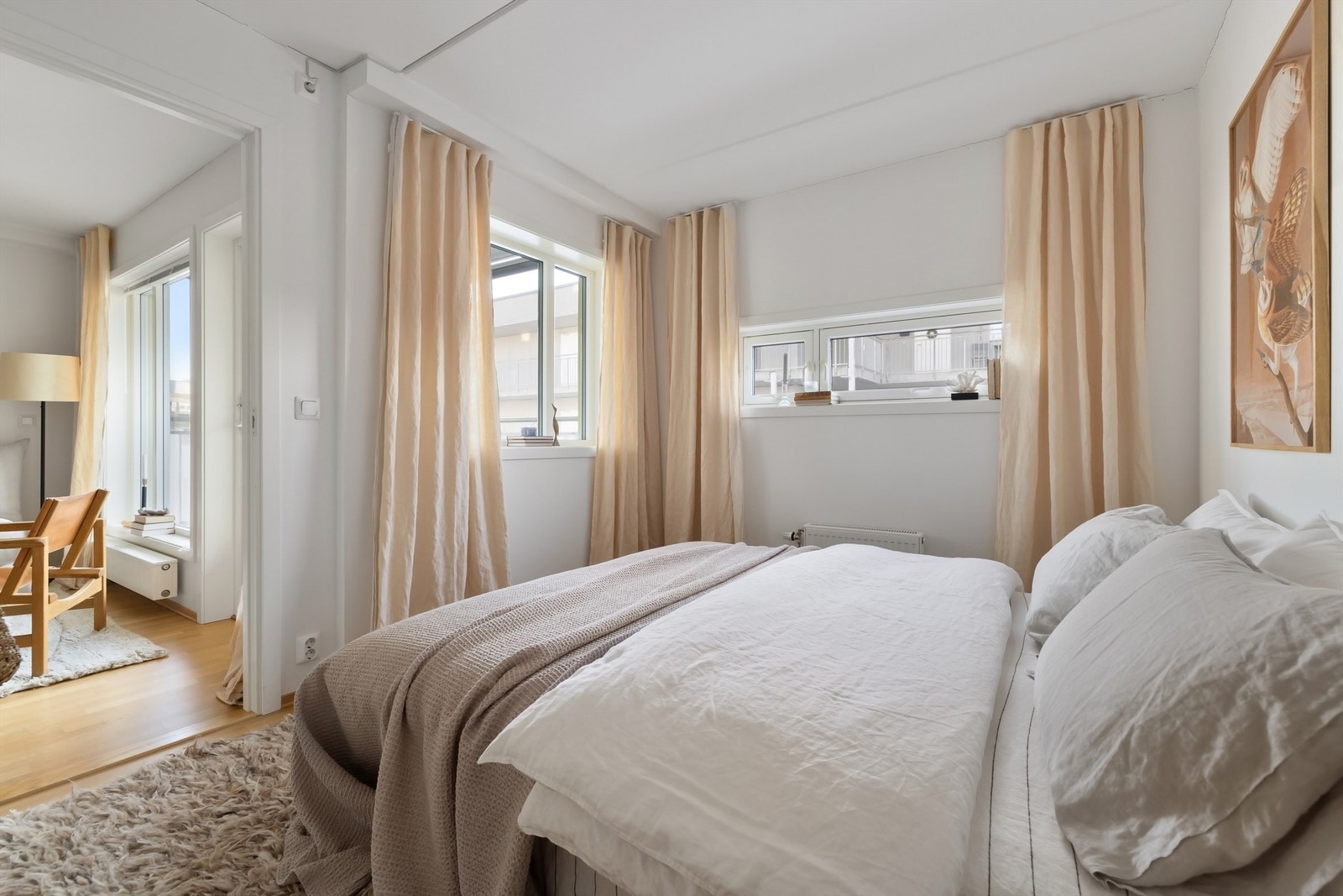 Hovedsoverommet er lyst og romslig med mye naturlig lys Galleribilde