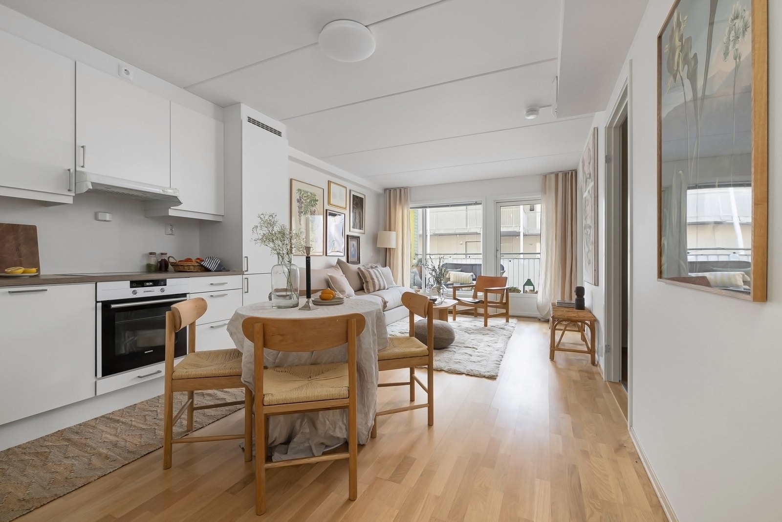 Leiligheten inneholder en praktisk entré/gang, lys stue, pent kjøkken, et delikat bad og to gode soverom Galleribilde