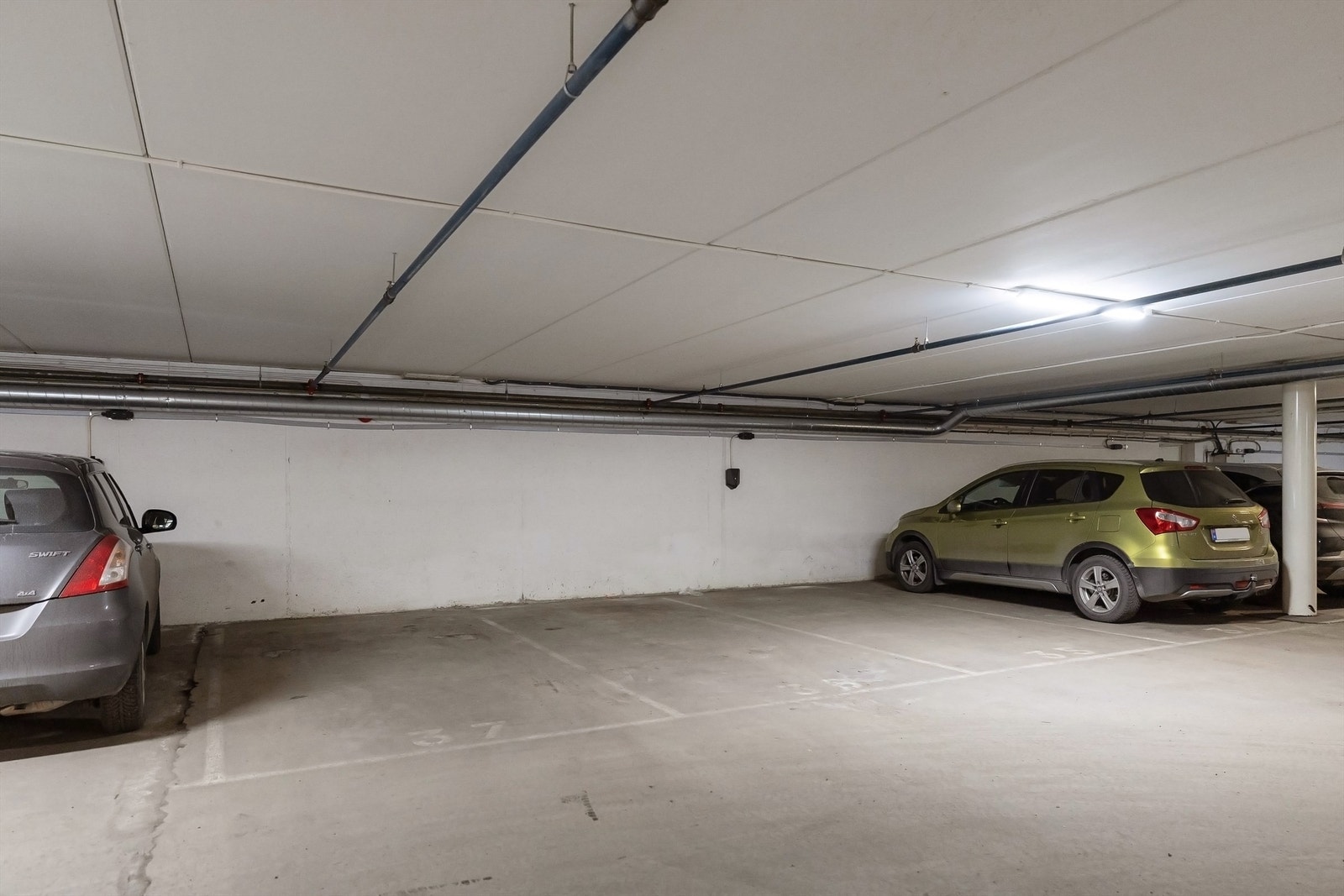 Det medfølger garasjeplass med mulighet for å etablere elbil-lader. Fra leiligheten går det heis direkte til oppvarmet garasjeanlegg Galleribilde