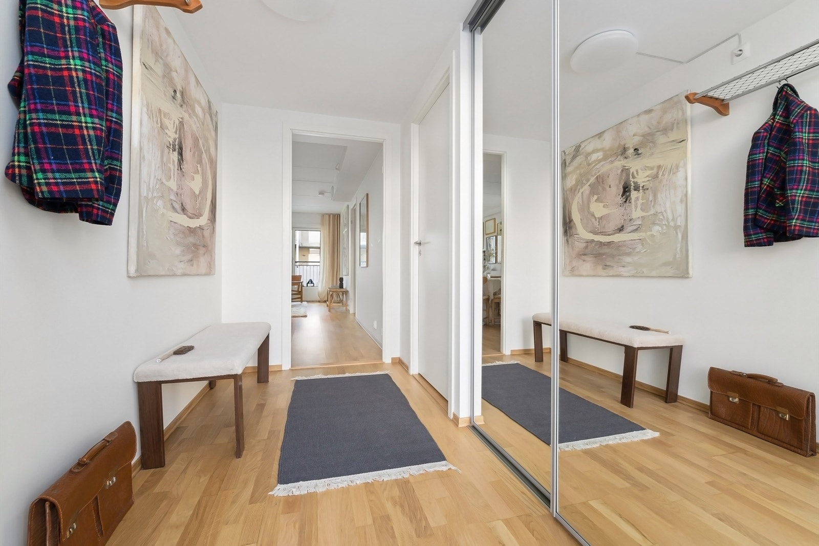 Romslig og praktisk entré med plass til sittebenk og kommode Galleribilde