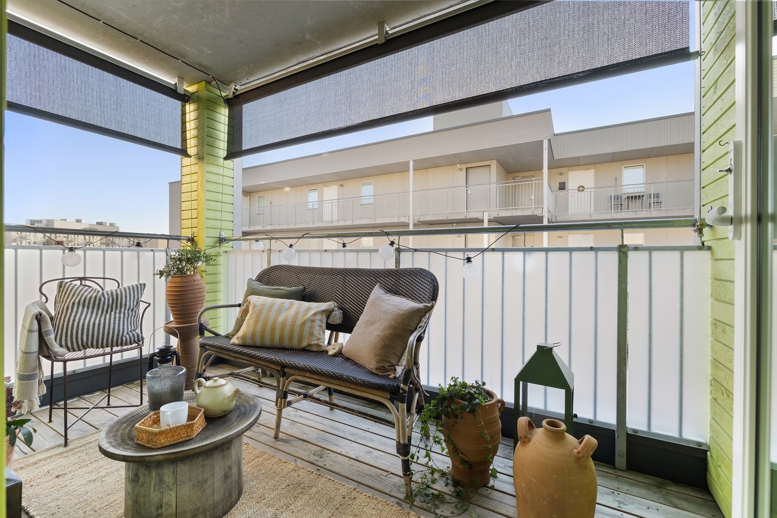 Her har du god plass til en hyggelig sittegruppe, med elektrisk solavskjerming på begge sider Galleribilde