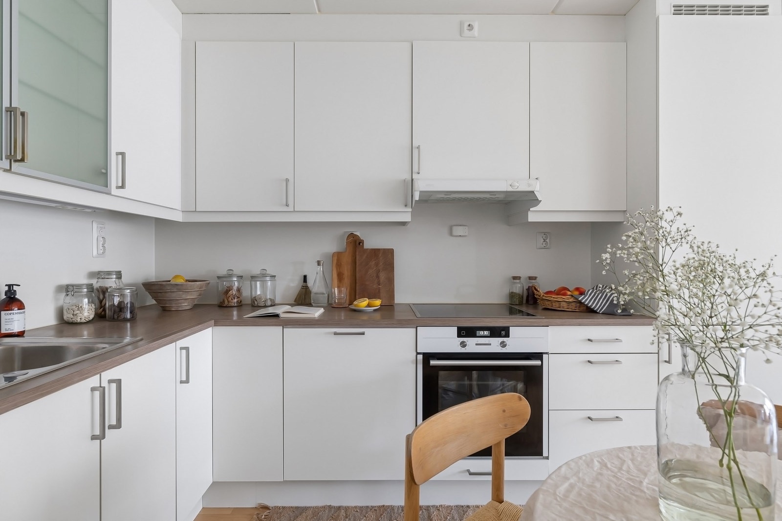 Integrerte hvitevarer. Kjøkkenventilator plassert i overskap. Komfyrvakt Galleribilde