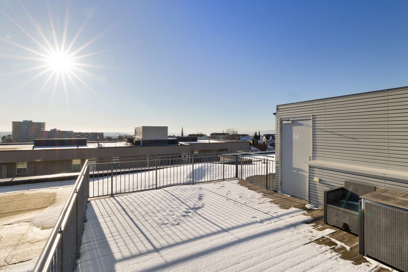 Borettslaget har en attraktiv felles takterrasse som alle beboere kan nyte. Perfekt for solfylte dager og hyggelige kvelder! Galleribilde