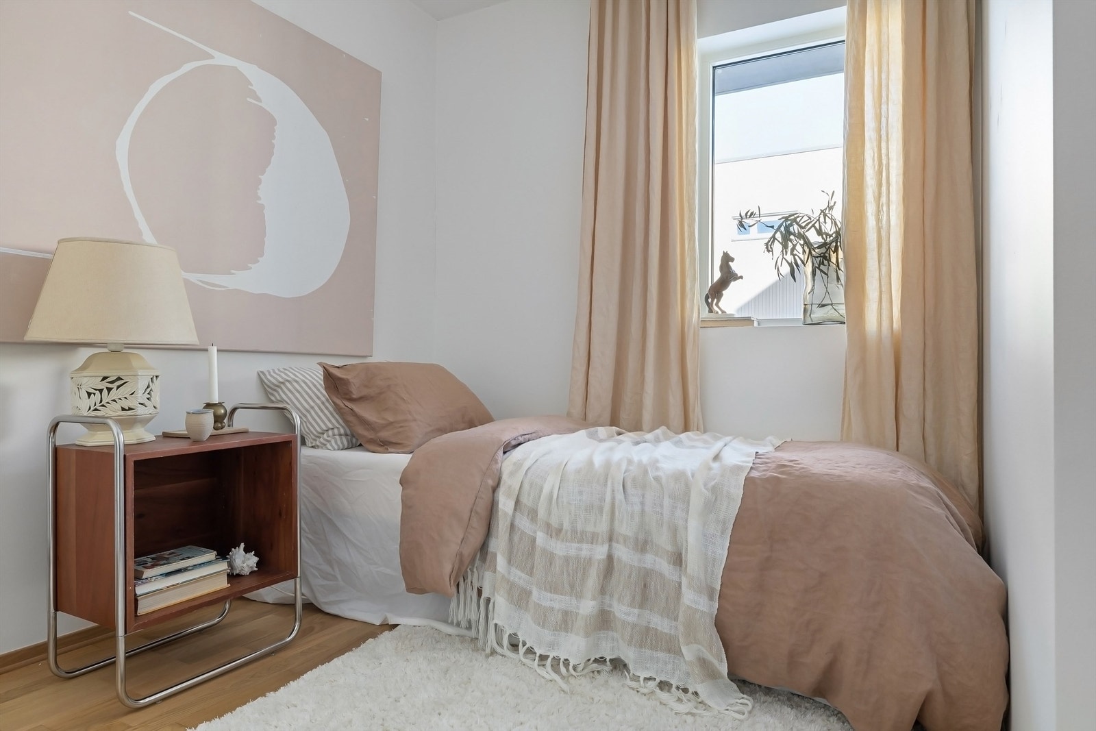 Her har du plass til seng, kommode eller skrivepult og garderobeskap Galleribilde