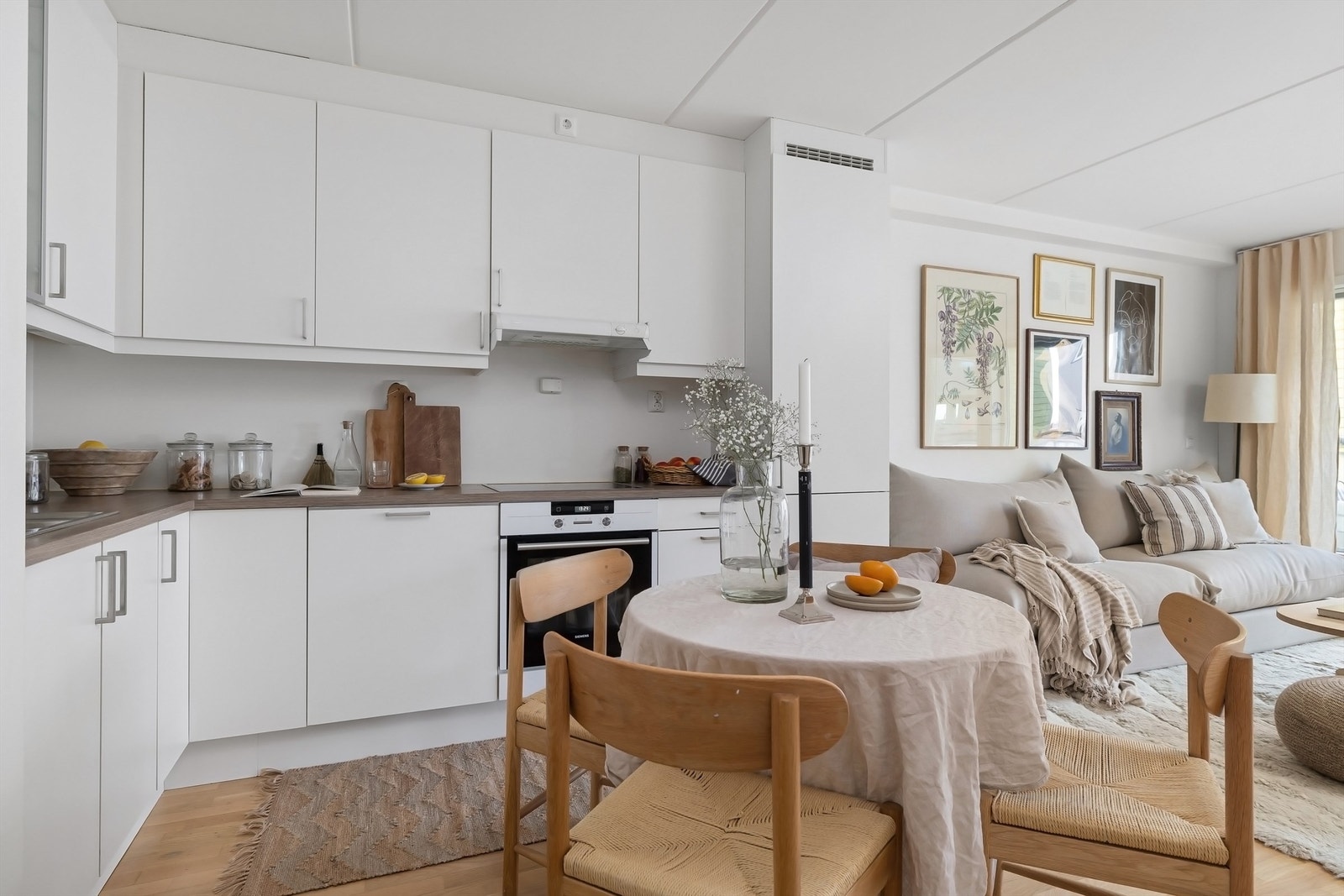 Åpen kjøkkenløsning mot stuen skaper et sosialt og luftig rom Galleribilde