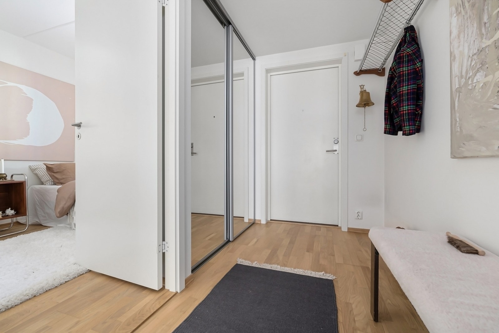 Her er det nok av plass til oppbevaring og oppheng av ytterklær Galleribilde