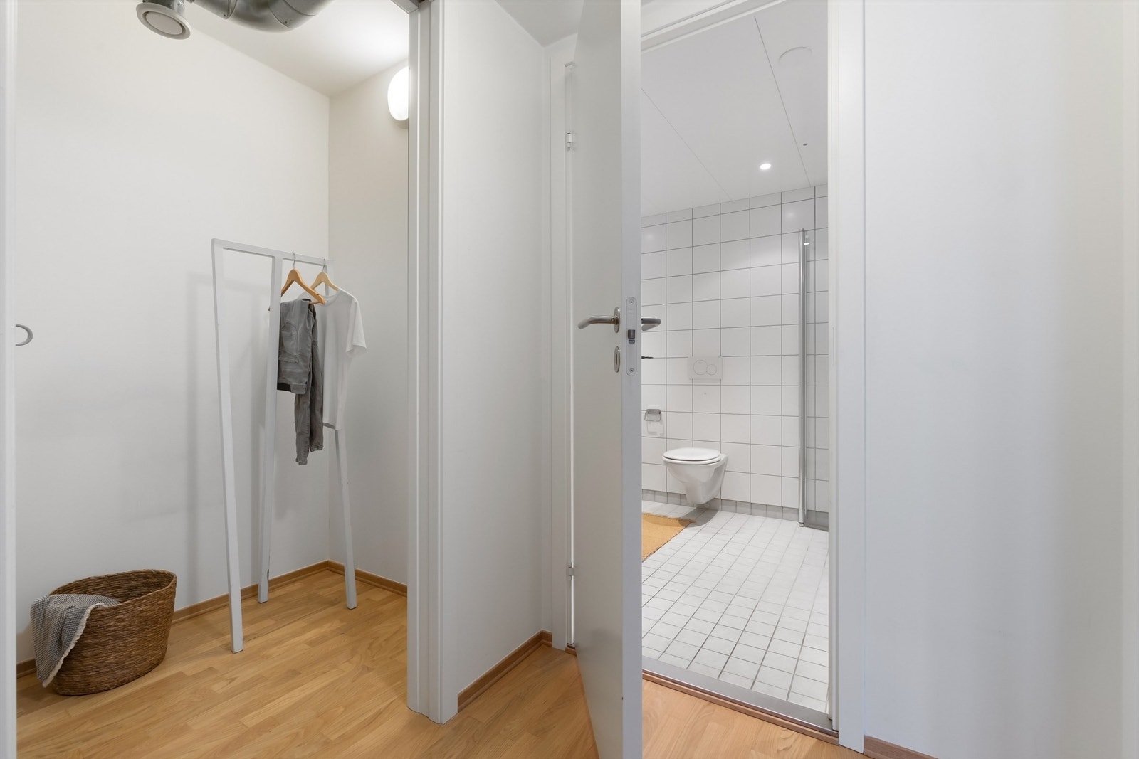 Boligen har en praktisk innvendig bod på 2 kvm som er perfekt til eksempelvis et ekstra kjøleskap eller fryser Galleribilde