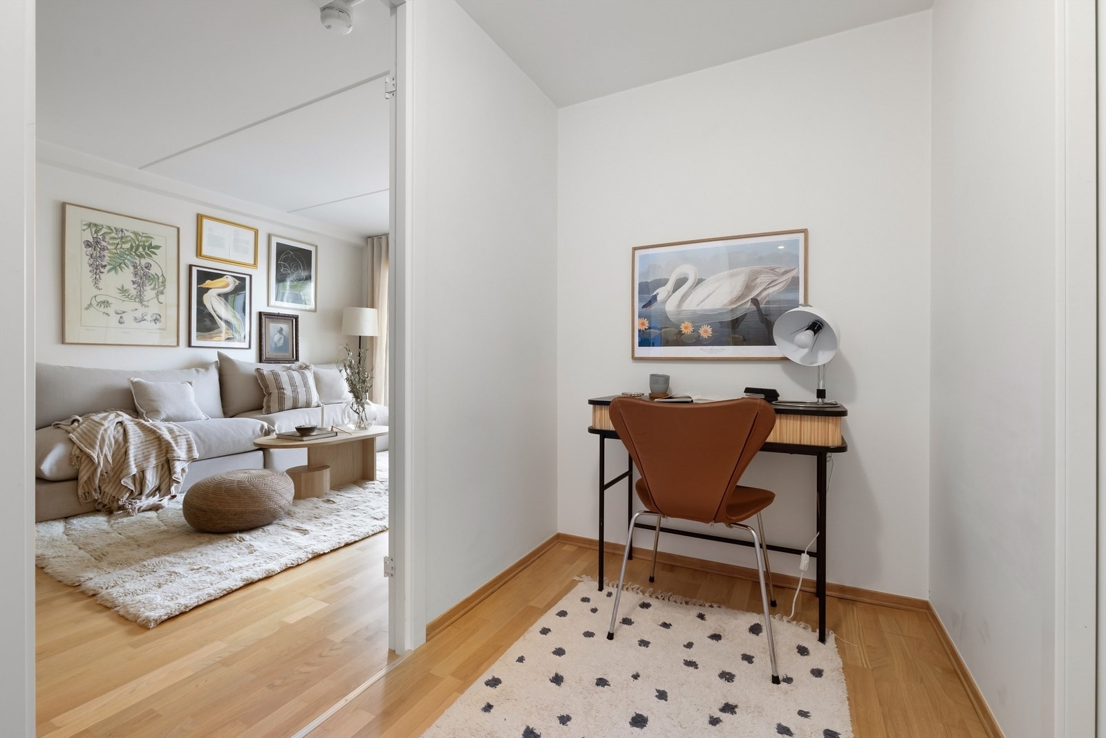 Boligen har en mellomgang som kan brukes som kontorkrok eller til ekstra skapplass Galleribilde