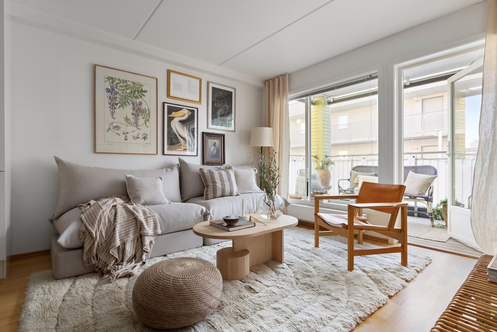 Direkte adkomst fra stuen til solrik balkong Galleribilde