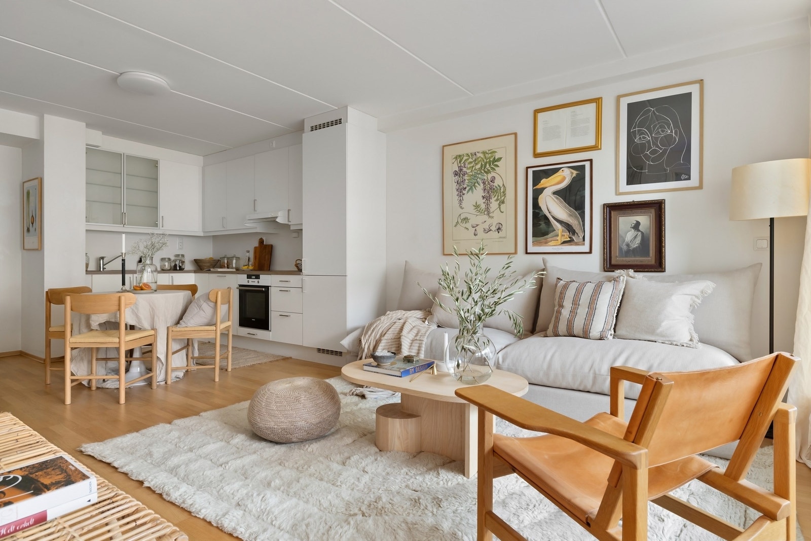 Boligen har trappefri adkomst og ligger i umiddelbar nærhet til butikker, kollektivtransport og ikke minst Lillomarka. Galleribilde