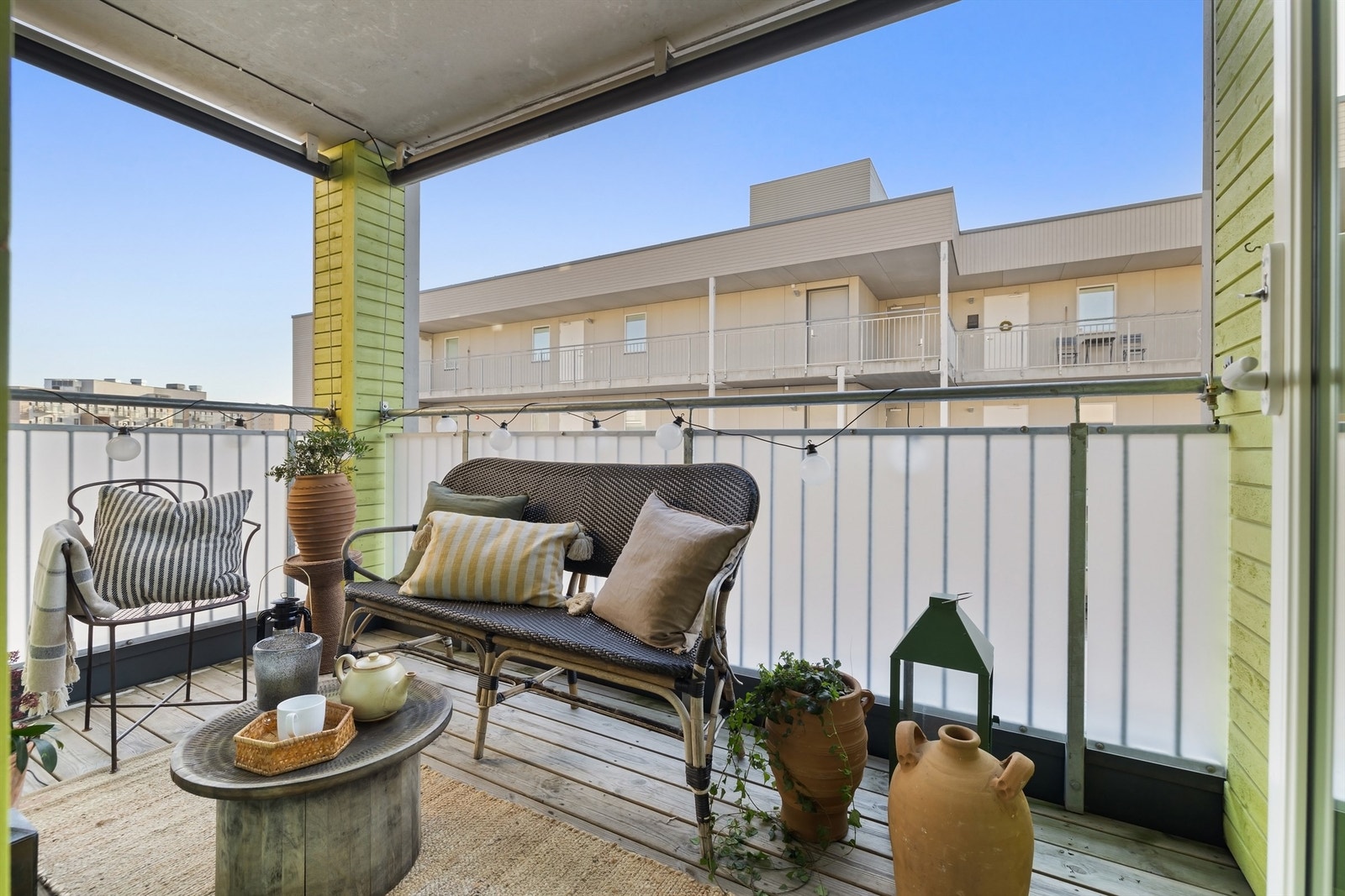 Balkongen er overbygget og blir en flott forlengelse av stuen på varme sommerdager Galleribilde