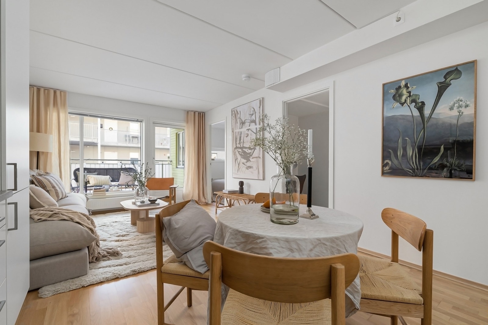 Lys stue med naturlig plass til både sofagruppe og spisebord Galleribilde