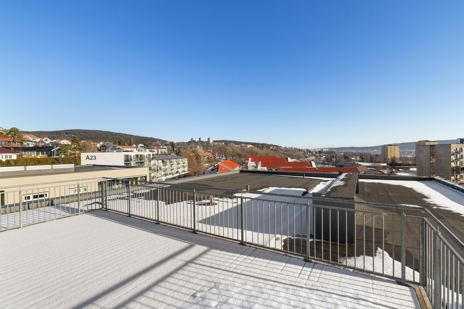 Takterrassen har utmerkede solforhold med flott utsikt. Her kan du slappe av, nyte utsikten og tilbringe tid med naboene dine Galleribilde