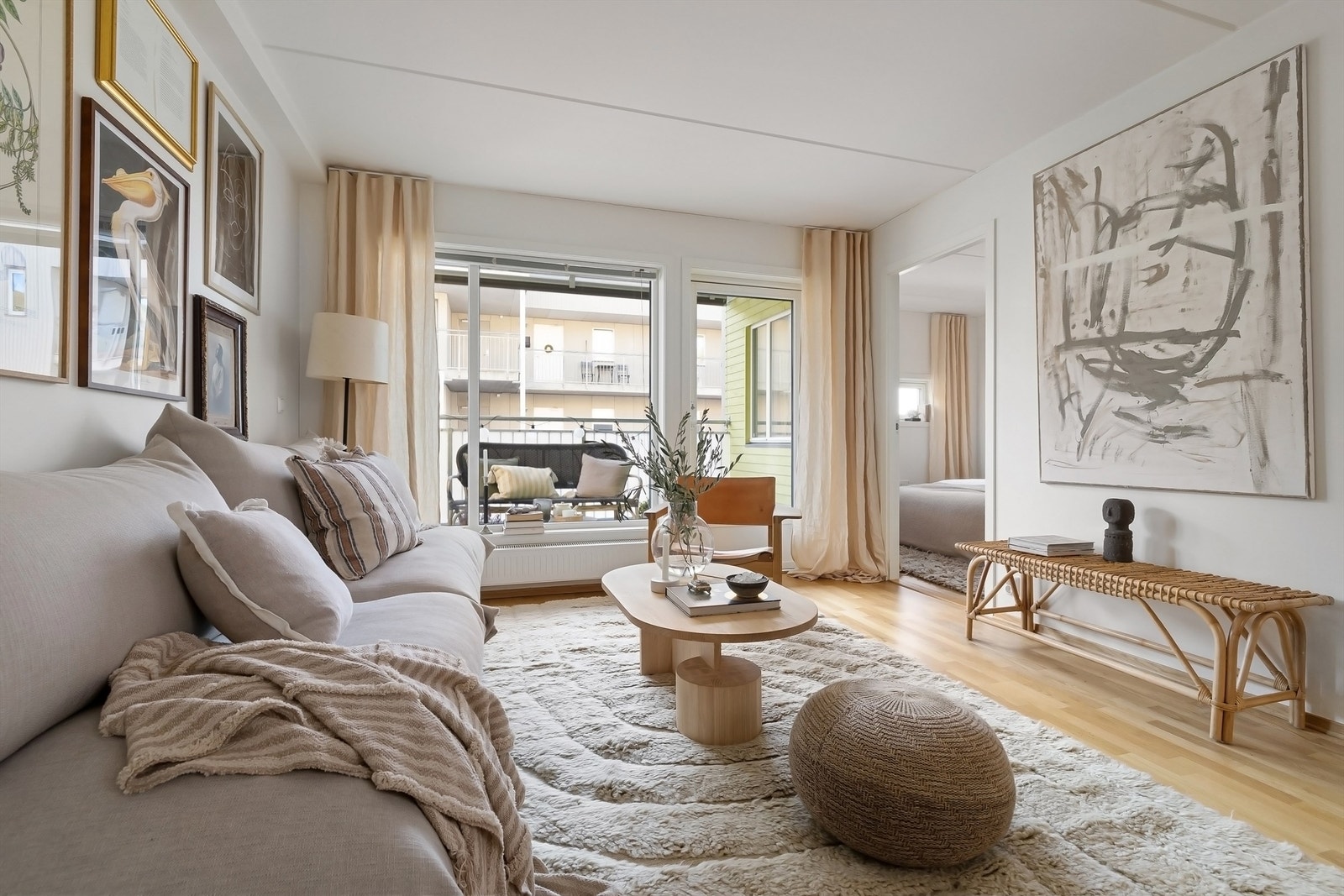 Store vindusflater gir godt med naturlig lys Galleribilde