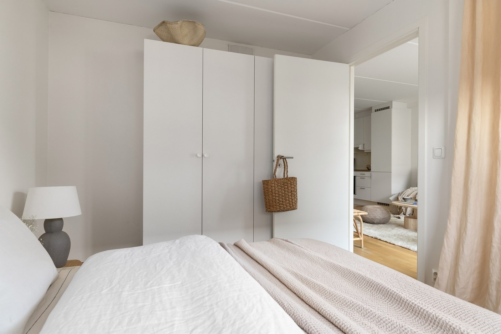 Her har du god plass til oppbevaring i garderobeskap Galleribilde