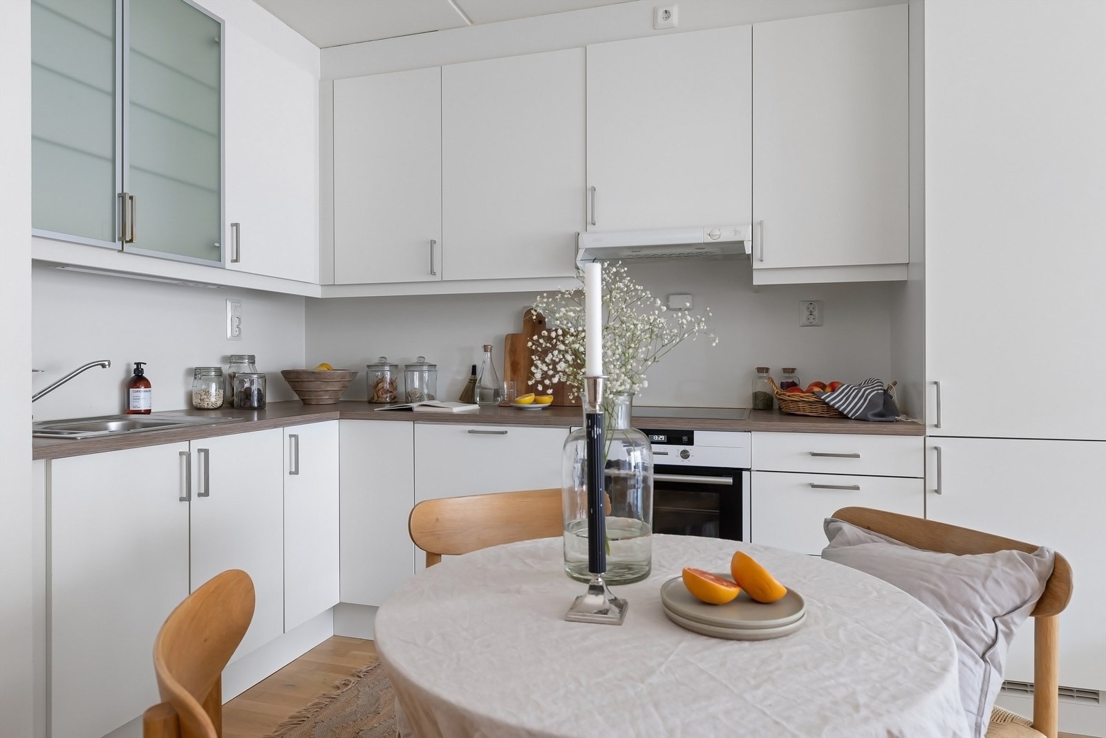 Stilren kjøkkeninnredning med slette fronter og benkeplate av laminat Galleribilde