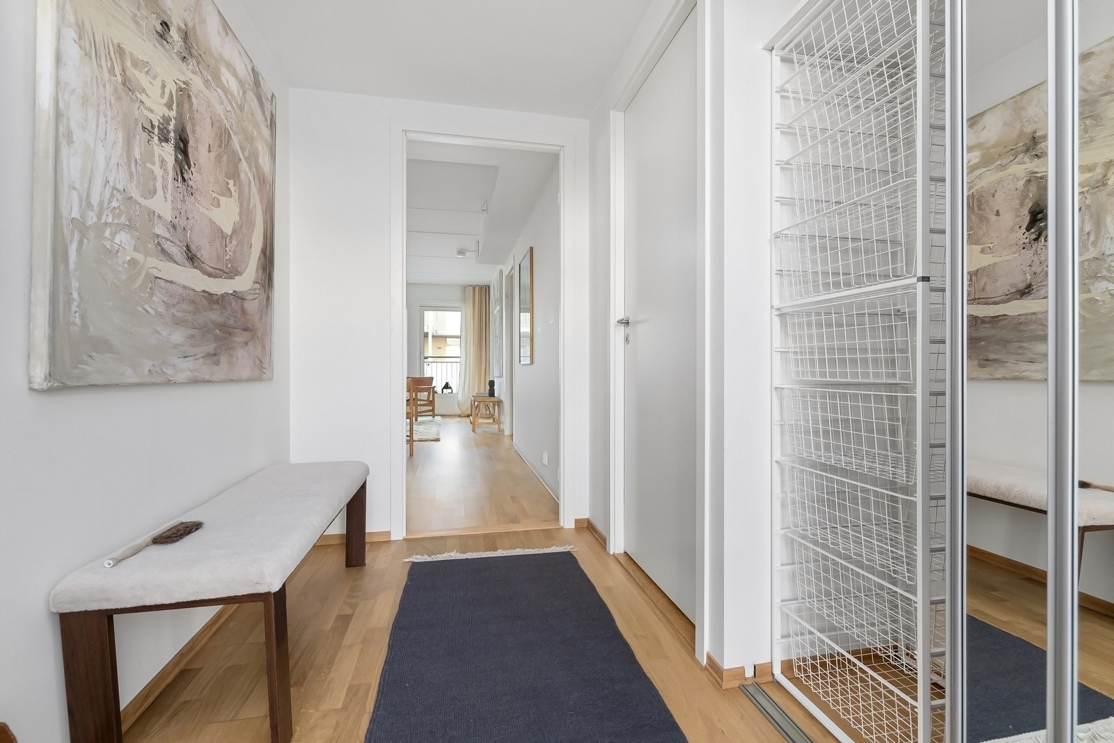 Entré med romslig skyvedørsgarderobe med speil Galleribilde