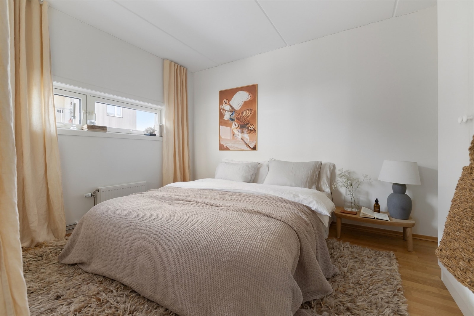 Hovedsoverommet har god plass til dobbeltseng med tilhørende nattbord samt kommode Galleribilde