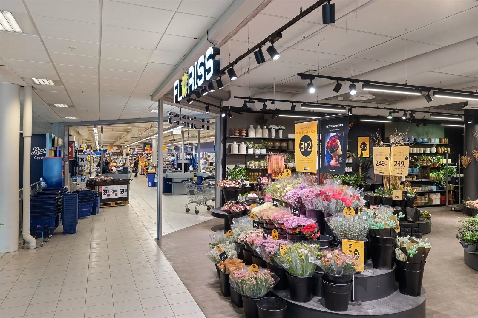 Årvoll senter med Rema100 med post i butikk, Floriss blomsterbutikk, Boots apotek, tannlege, kafé og frisør Galleribilde