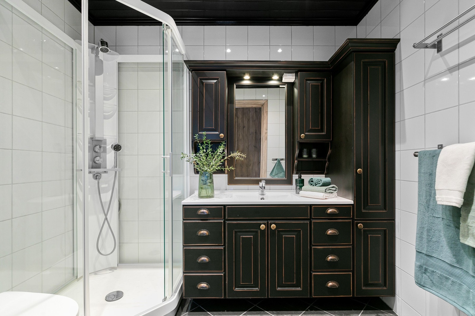 Lekkert, flislagt bad og pen innredning Galleribilde