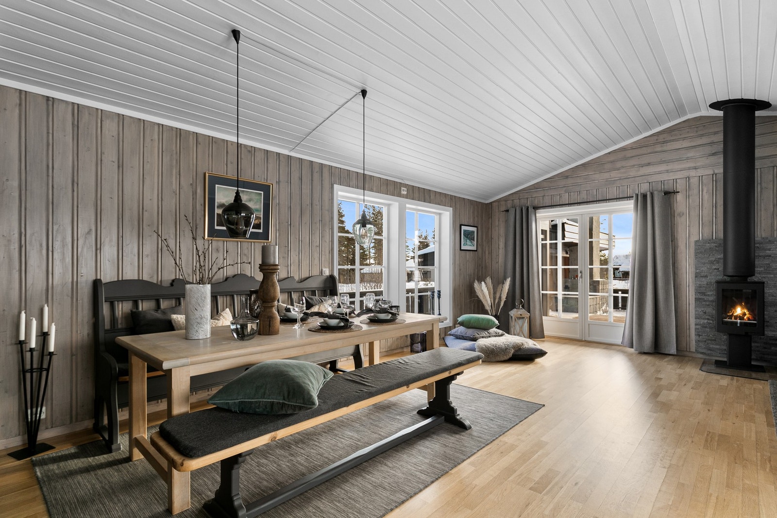 Stuen har god takhøyde og det er plass til stor spisestue Galleribilde