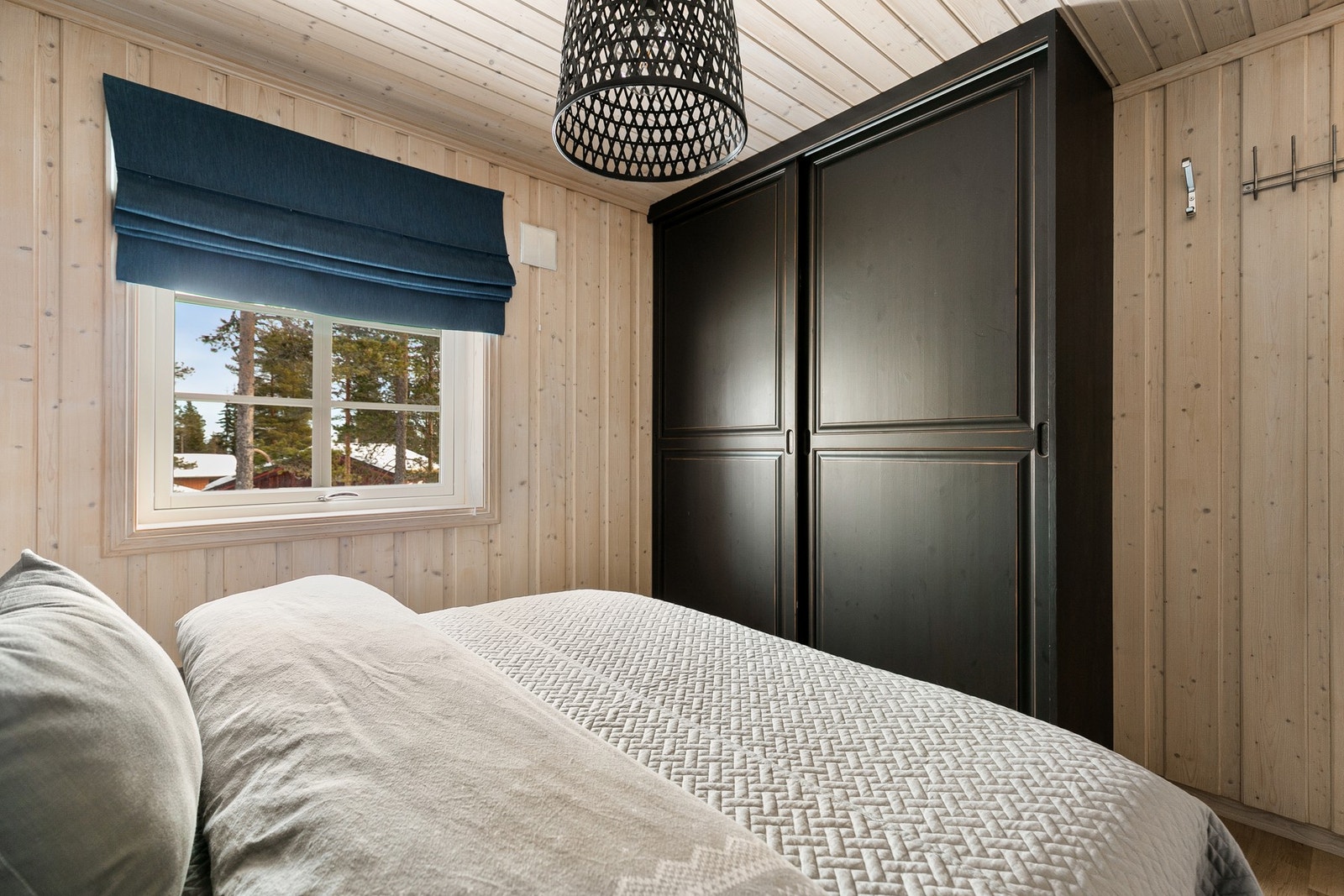 Skyvedørsgarderobe og gode oppbevaringsmuligheter på alle soverommene Galleribilde