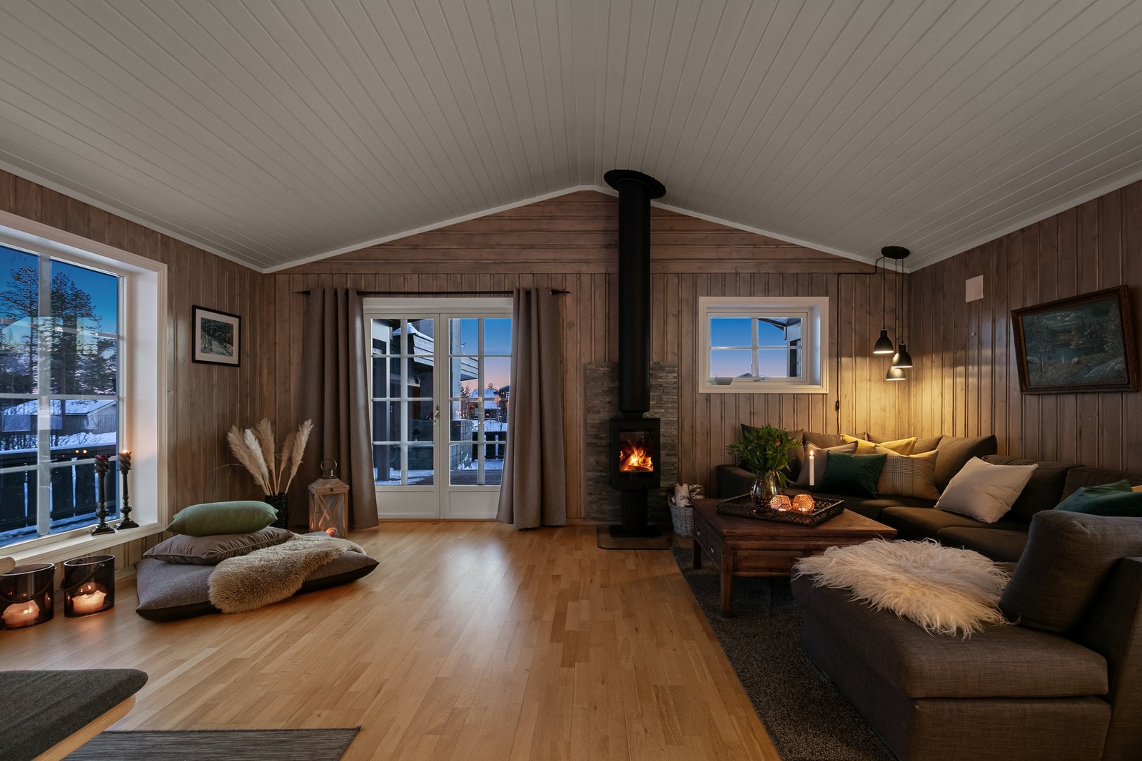 Hytta har gulvvarme fra bergvarmeanlegg i tillegg til en hyggelig peisovn i stuen. Galleribilde