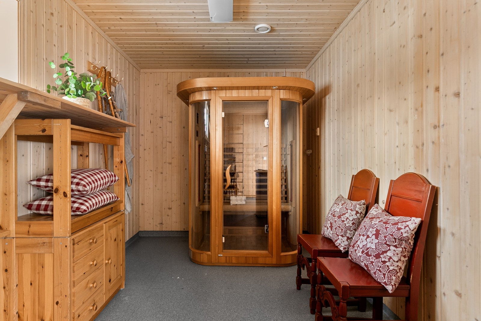 Praktisk og stor isolert bod som i dag er innredet med badstu. Et stort rom med mange muligheter Galleribilde