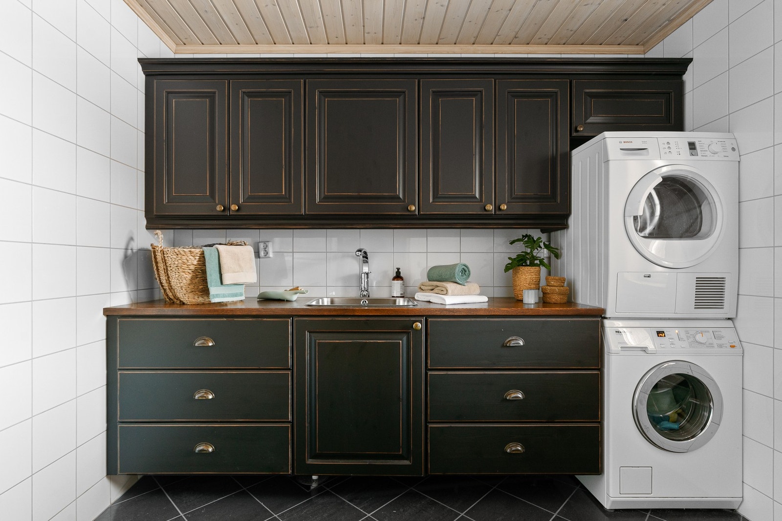 Praktisk vaskerom med god oppbevaringsplass Galleribilde