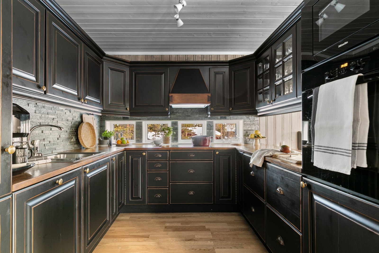 Kjøkken med meget god lagringsplass og gode arbeidsflater. Galleribilde