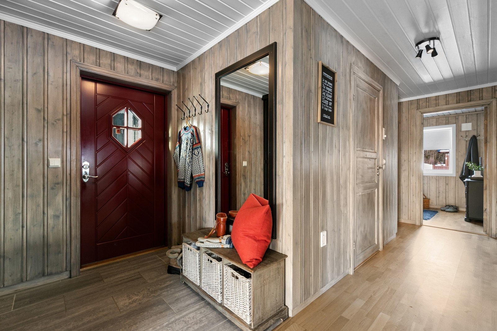 Romslig gang med god oppbevaring i skyvedørsgarderobe Galleribilde