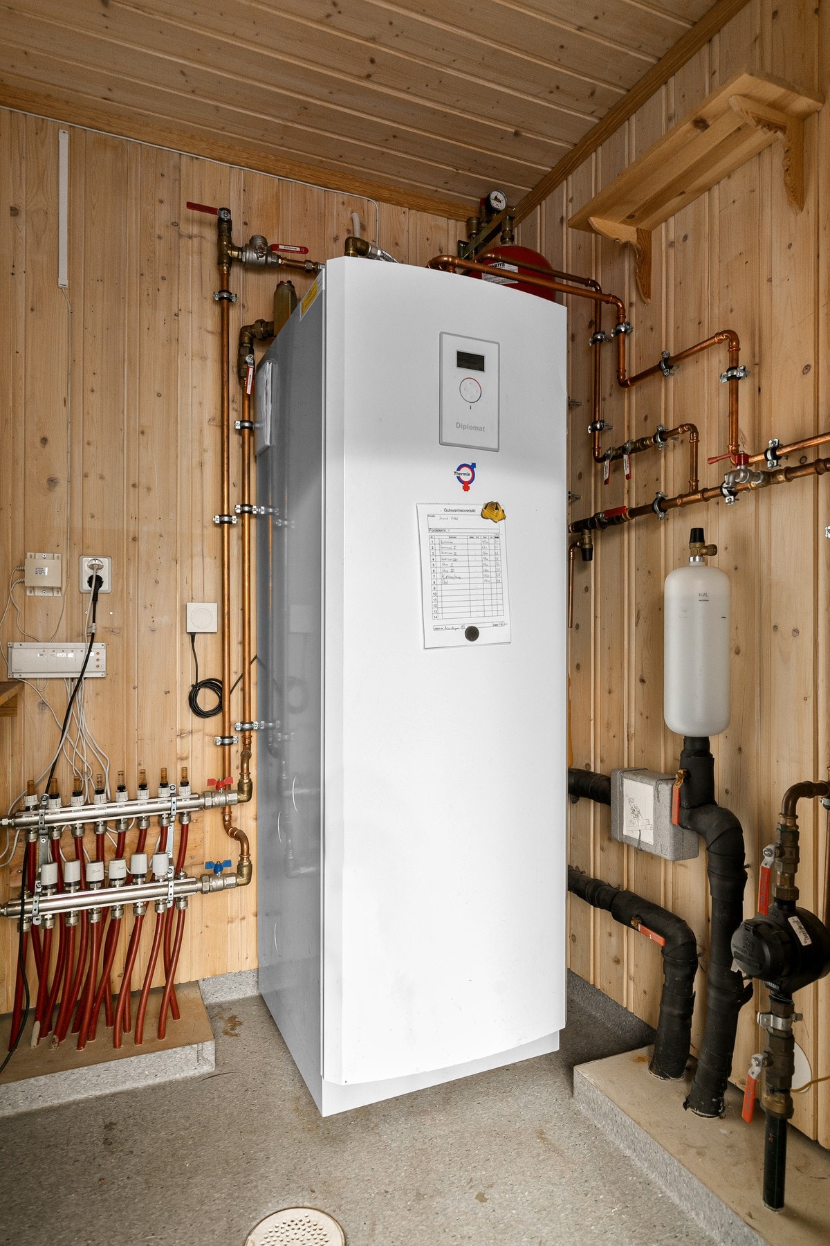 Gulvvarme fra bergvarmeanlegg, gir en behagelig temperatur og er enkel å regulere Galleribilde