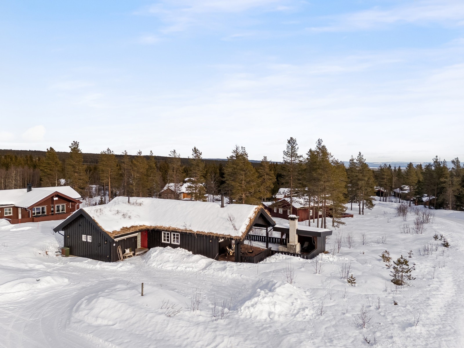 Selveid tomt med stor parkeringsplass, elbillader og solrike uteplasser Galleribilde