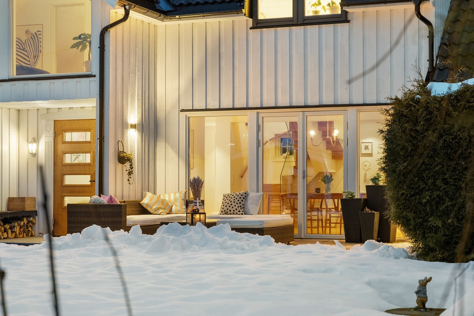 Fra kjøkkenet har man utgang til en flott sørvestvendt terrasse på 22 m²! Galleribilde