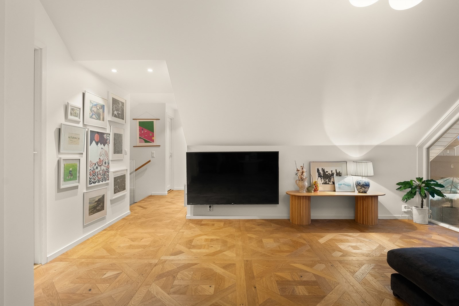 I andre etasje finner du en stor og lys stue som gir et luftig og tidløst inntrykk. Galleribilde