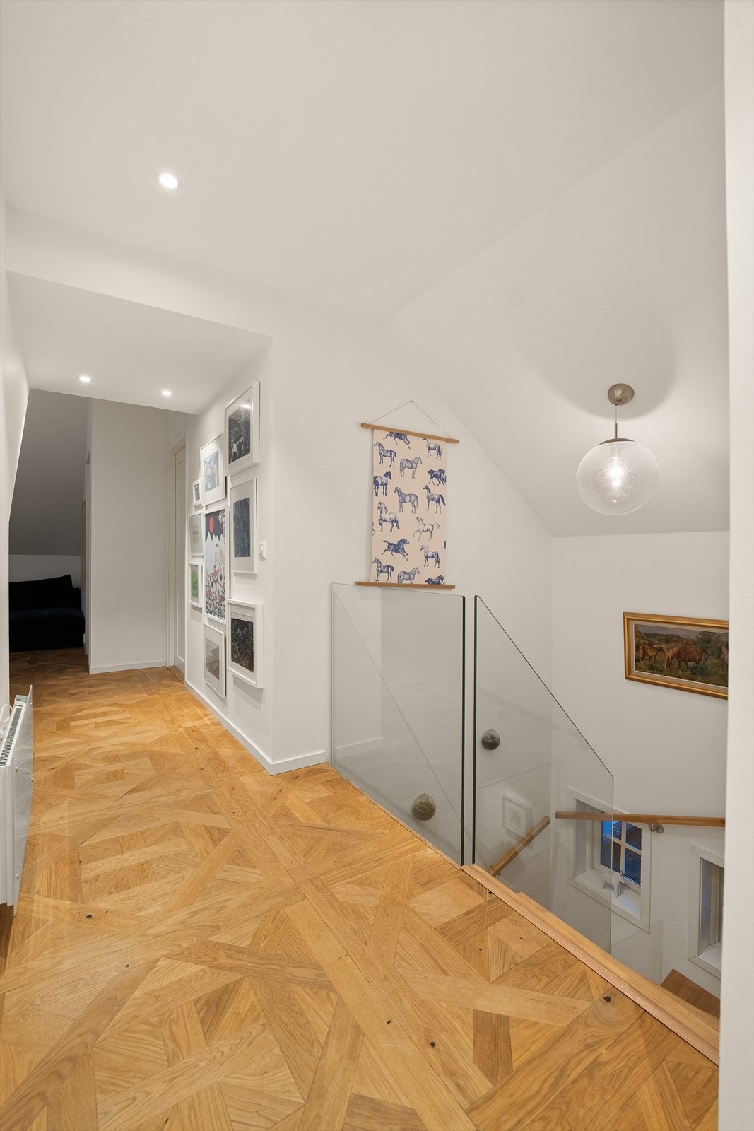Gangen i andre etasje leder til bad, vaskerom, stue og to soverom. Galleribilde
